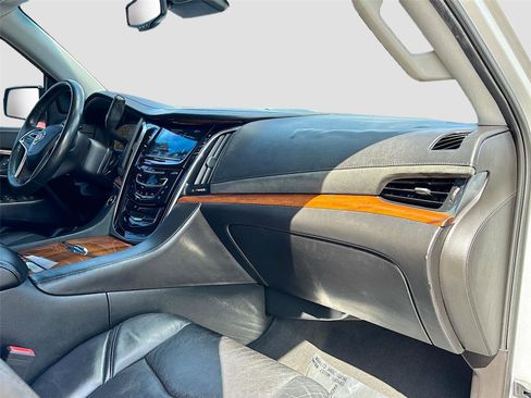 Used 2015 Cadillac Escalade ESV Luxury RWD image 31
