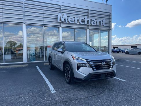 Used 2025 Nissan Rogue SV image 3