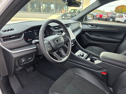 New 2025 Jeep Grand Cherokee Altitude image 10