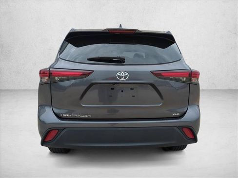 Certified 2024 Toyota Highlander XLE FWD image 6