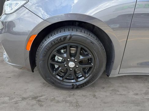 Used 2022 Chrysler Pacifica Touring-L FWD image 43
