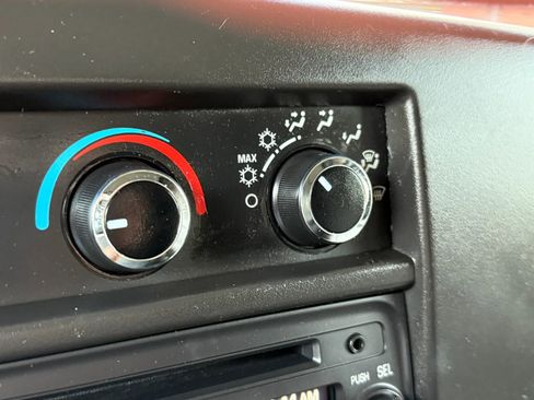 Used 2016 Chevrolet Express 2500 image 25