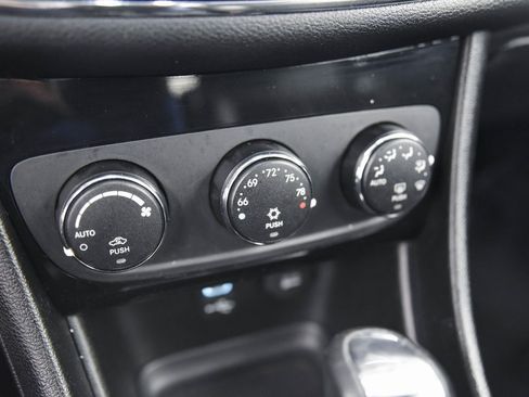 Used 2012 Chrysler 200 S image 20