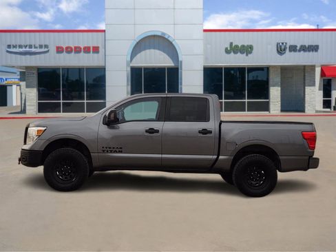 Used 2018 Nissan Titan SV w/ SV Convenience Package image 3