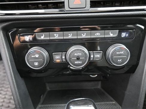 Used 2024 Volkswagen Taos SE image 4