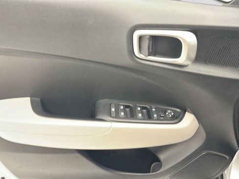 Used 2025 Hyundai Venue SEL FWD image 13