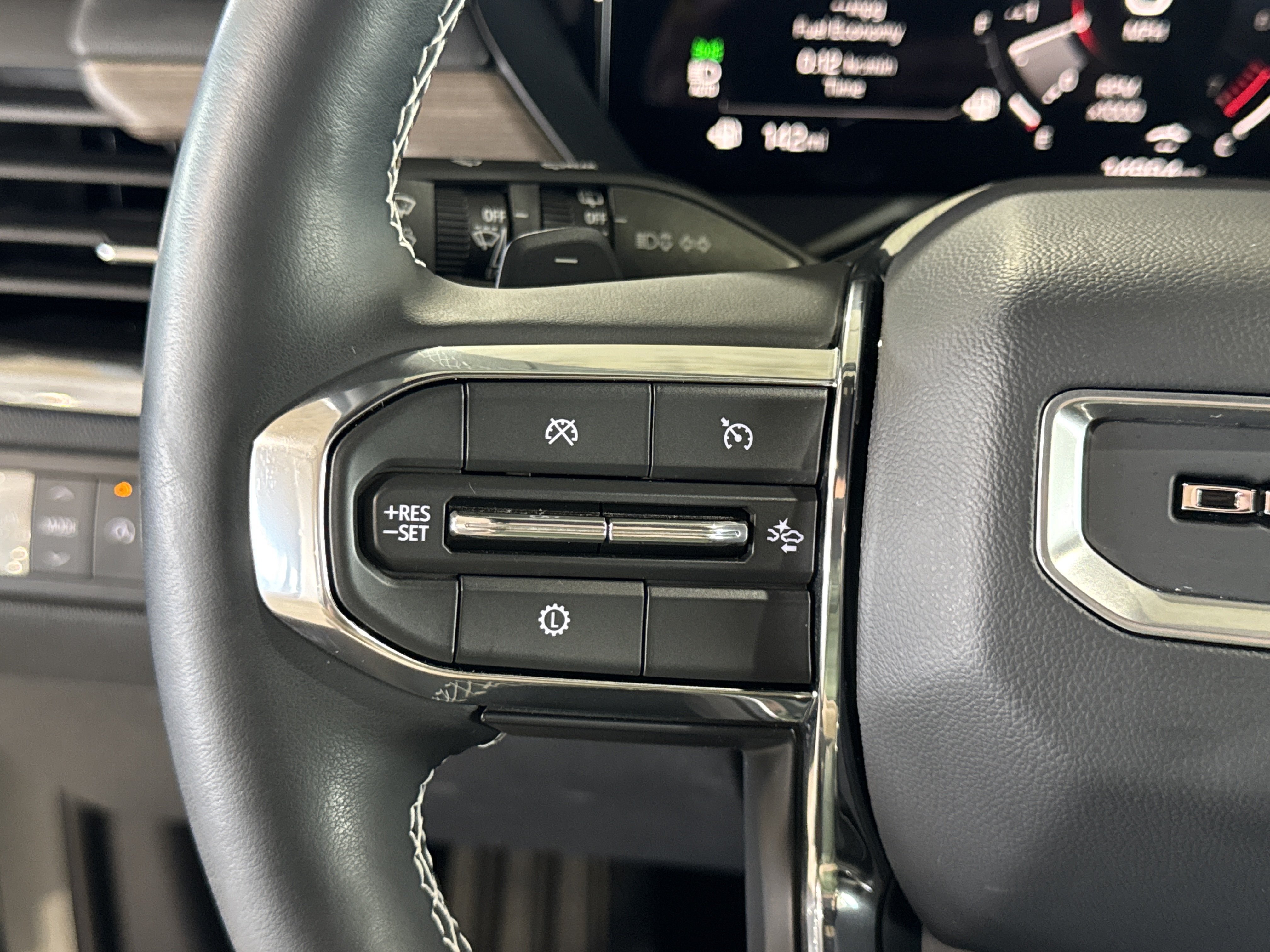 Used 2025 GMC Acadia Denali FWD image 23