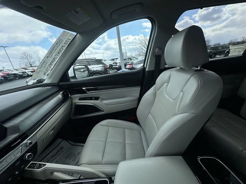 Used 2024 Kia Telluride EX w/ EX Captain's Chair Package FWD image 11