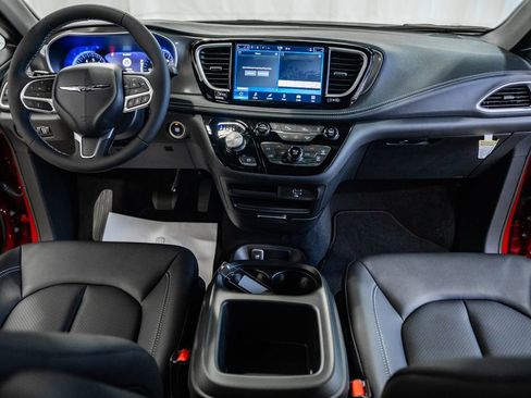 New 2026 Chrysler Pacifica Select image 17