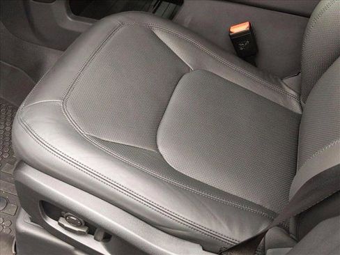 New 2024 Land Rover Defender 110 SE image 4