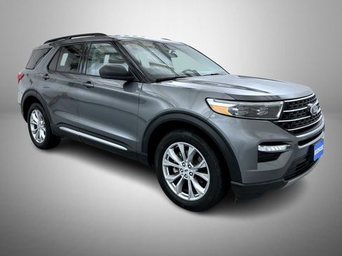 Used 2024 Ford Explorer XLT w/ Equipment Group 202A AWD/4WD image 3