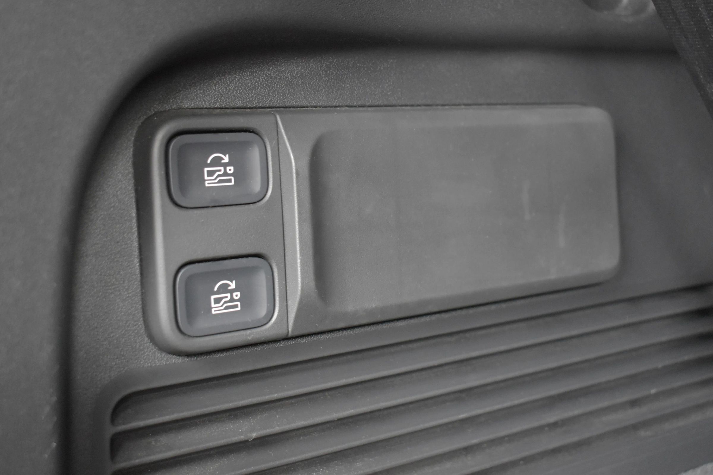Used 2025 Rivian R1S Adventure Dual AWD/4WD image 36