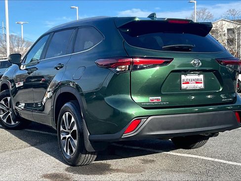 Used 2025 Toyota Highlander XLE image 11