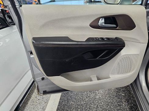 Used 2017 Chrysler Pacifica Touring-L image 25