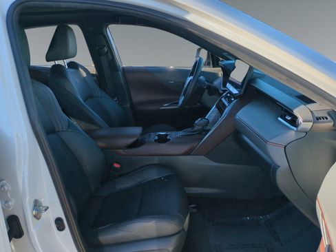 Used 2024 Toyota Venza Limited image 15