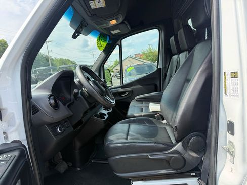 Used 2021 Mercedes-Benz Sprinter 2500 image 25