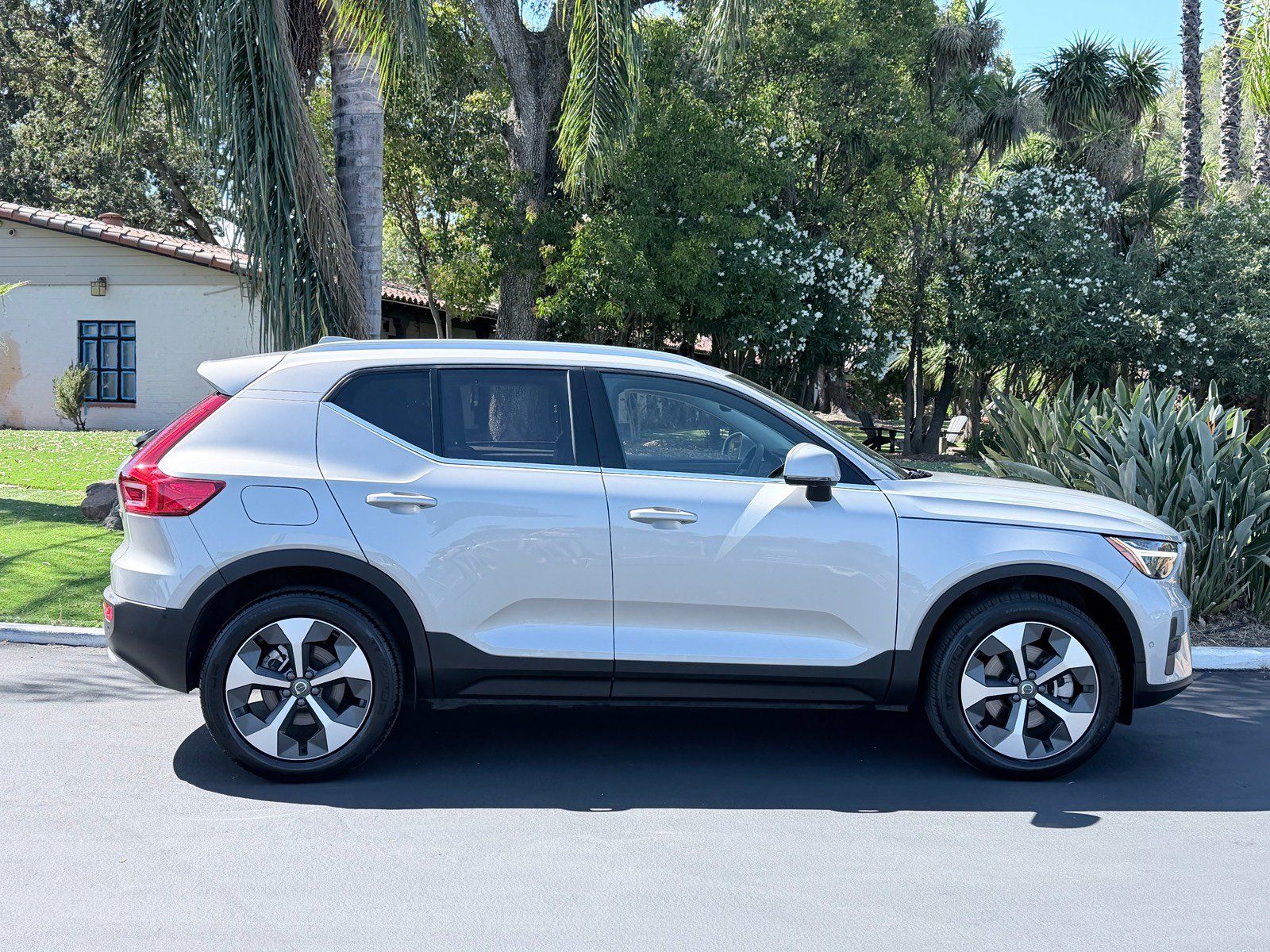 Used 2025 Volvo XC40 B5 Plus AWD/4WD image 5