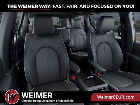 New 2027 Chrysler Pacifica Limited w/ Trailer Tow Group AWD/4WD image 16