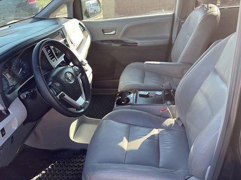 Used 2015 Toyota Sienna XLE image 16