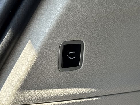 Used 2024 Chrysler Pacifica Touring-L image 19