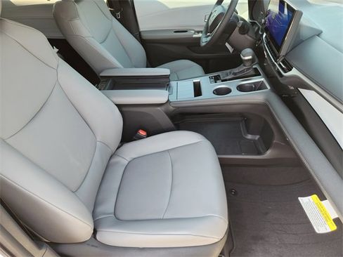 New 2026 Toyota Sienna XLE image 10