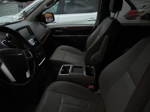 Used 2015 Chrysler Town & Country Touring-L w/ Driver Convenience Group FWD image 4