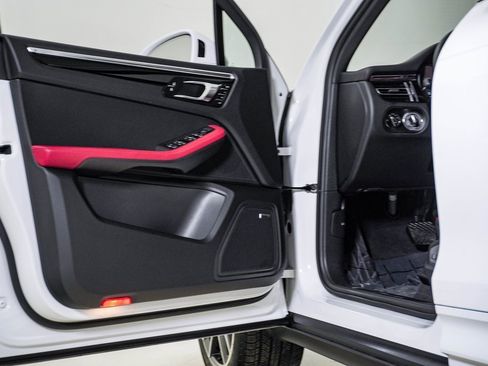 Certified 2025 Porsche Macan image 25