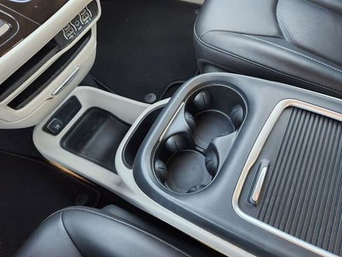 Used 2024 Chrysler Pacifica Touring-L image 20