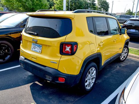 Used 2018 Jeep Renegade Latitude AWD/4WD image 4