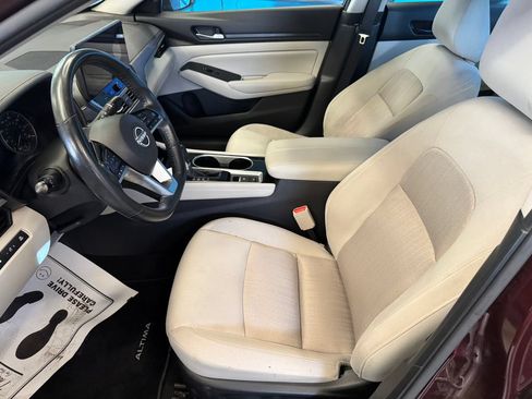 Used 2024 Nissan Altima 2.5 SV w/ SV Premium Package FWD image 3