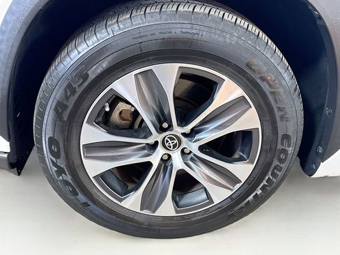 Used 2021 Toyota Highlander XLE image 40