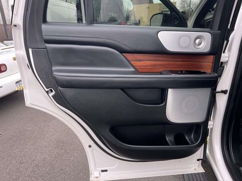 Used 2019 Lincoln Navigator Reserve image 15
