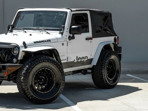 Used 2015 Jeep Wrangler Sahara AWD/4WD image 12