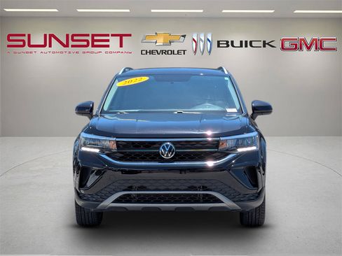 Used 2022 Volkswagen Taos SE FWD image 2