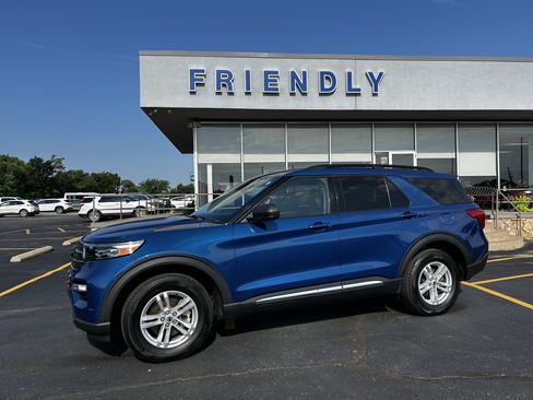 Used 2023 Ford Explorer XLT w/ Equipment Group 202A AWD/4WD image 2