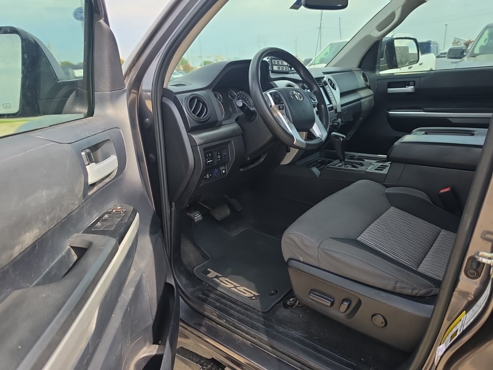 Used 2016 Toyota Tundra SR5 w/ SR5 Upgrade Package AWD/4WD image 8