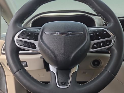 Used 2023 Chrysler Pacifica Touring-L FWD image 10