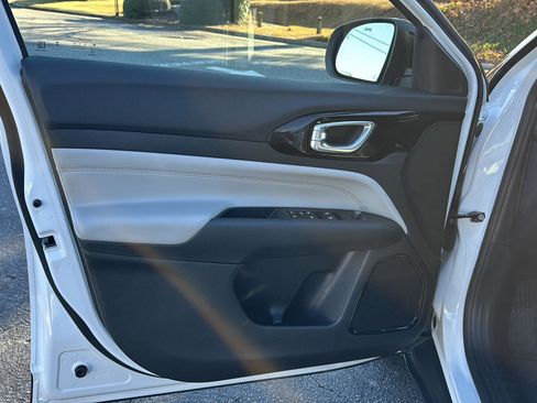 Used 2025 Jeep Compass Limited image 14