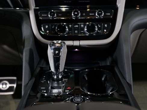 Used 2022 Bentley Bentayga image 24