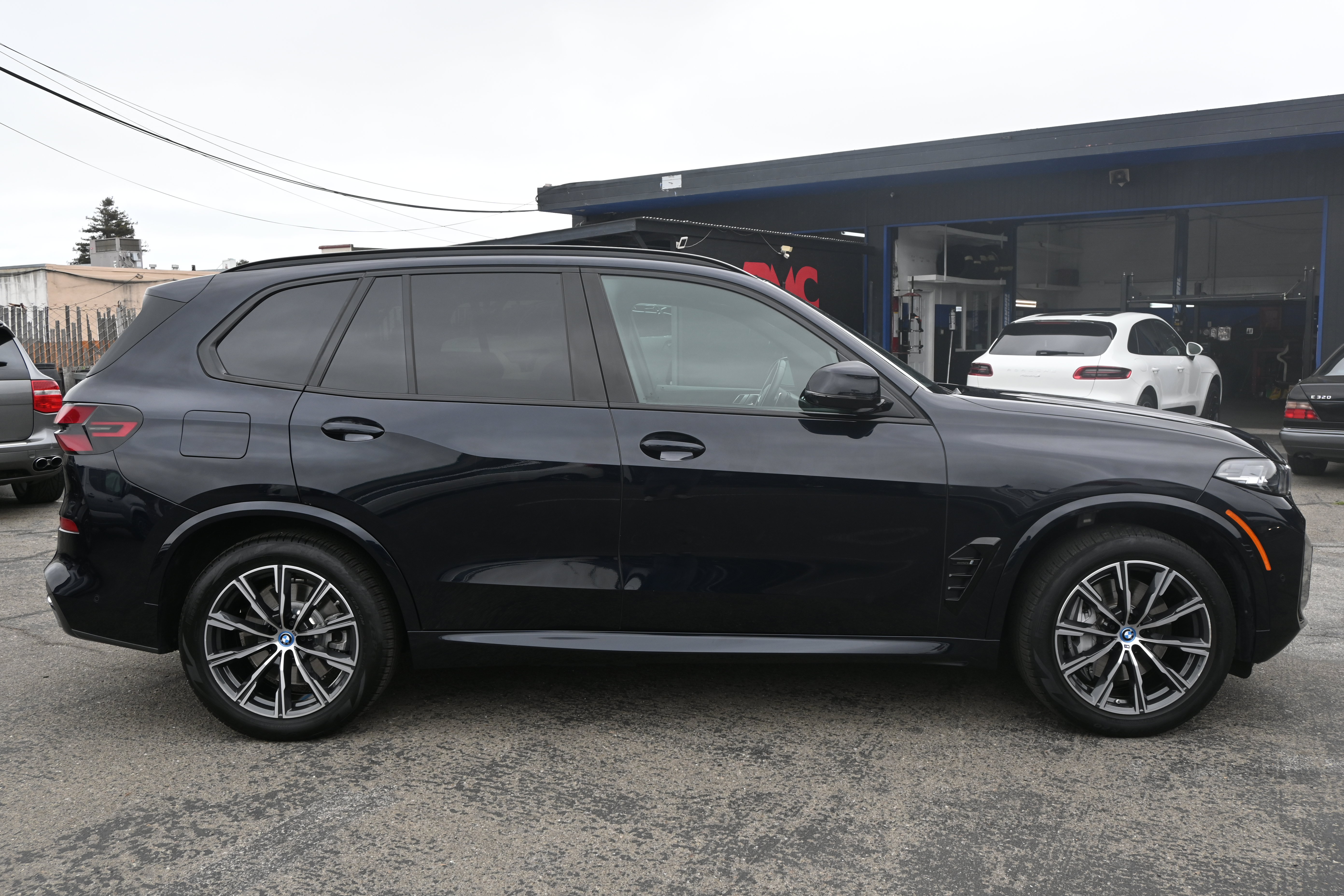 Used 2024 BMW X5 xDrive50e w/ M Sport Package AWD/4WD image 5