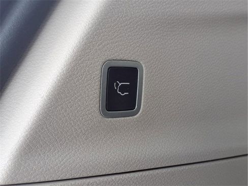 Used 2018 Chrysler Pacifica Limited image 33