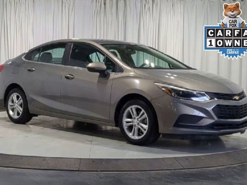 Used 2018 Chevrolet Cruze LT w/ Convenience Package image 2