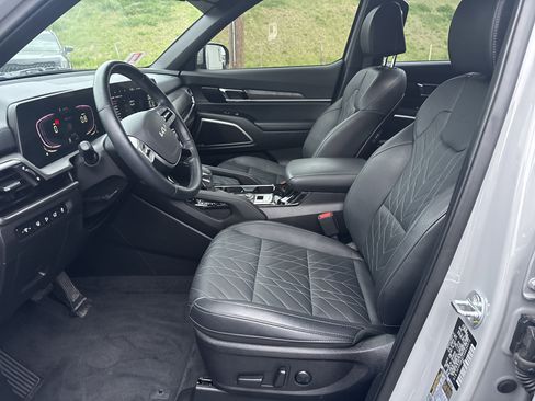 Used 2025 Kia Telluride AWD image 12