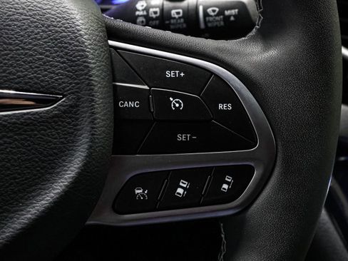 Used 2025 Chrysler Pacifica Select FWD image 35