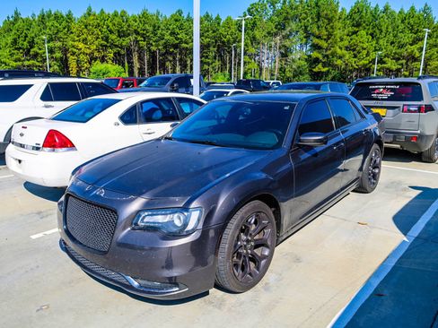Used 2019 Chrysler 300 S RWD image 1