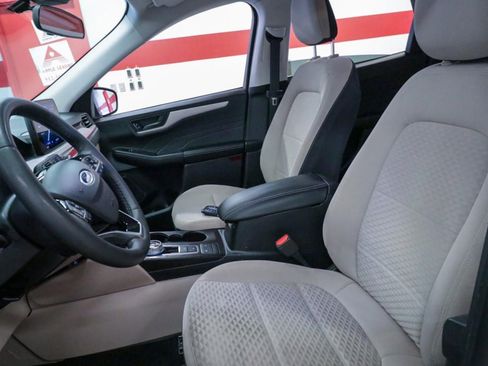 Used 2022 Ford Escape SE w/ SE Sport Appearance Package image 11