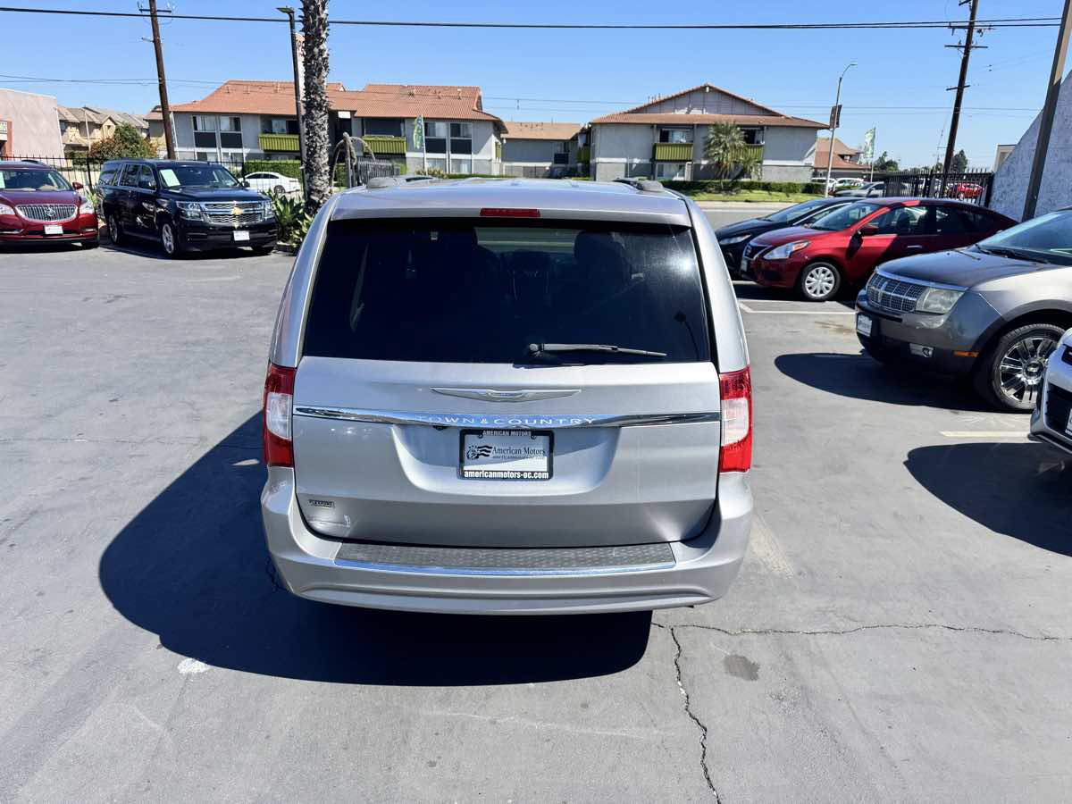 Used 2016 Chrysler Town & Country Touring FWD image 4