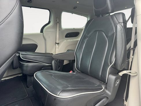 Used 2023 Chrysler Pacifica Limited FWD image 13