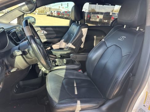 Used 2020 Chrysler Pacifica Touring-L Plus w/ S Appearance Package FWD image 13