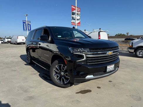 Used 2023 Chevrolet Suburban LT w/ Luxury Package RWD image 1